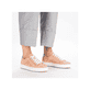 Orangene Rieker Damen Sneaker Low M3901-38 mit einer Schnürung sowie Löcheroptik. Schuh am Fuß.