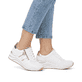 Weiße remonte Damen Sneaker D0T04-80 mit Reißverschluss sowie Extraweite H. Schuh am Fuß.