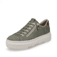 Grüne Rieker Damen Sneaker Low M1952-52 mit Reißverschluss sowie geprägtem Logo. Schuh seitlich schräg.