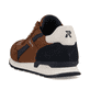 Braune Rieker Herren Sneaker Low U0302-24 mit einer griffigen und leichten Sohle. Schuh von hinten.