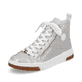 Graue Rieker Damen Sneaker High N3945-40 mit Reißverschluss sowie Komfortweite G. Schuh seitlich schräg.
