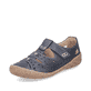 Blaue Rieker Damen Slipper 54555-14 mit Klettverschluss sowie Löcheroptik. Schuh seitlich schräg.