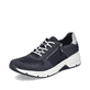 Blaue Rieker Damen Sneaker Low 48135-14 mit Reißverschluss sowie Komfortweite G. Schuh seitlich schräg.