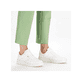Weiße Rieker Damen Sneaker Low M8415-80 mit einer Schnürung. Schuh am Fuß.