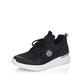 Schwarze Rieker Damen Slipper N4722-00 mit Gummischnürung sowie gesticktem Logo. Schuh seitlich schräg.