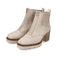 
Graubeige Rieker Damen Stiefeletten Y9050-62 mit einer Profilsohle mit Blockabsatz. Schuhpaar schräg.