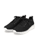 Schwarze Rieker Damen Sneaker Low 54021-00 mit ultra leichter Sohle. Schuhpaar seitlich schräg.