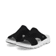 Schwarze waschbare Rieker Damen Pantoletten V8451-00 mit super leichter Sohle. Schuhpaar seitlich schräg.