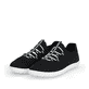 Schwarze Rieker Damen Slipper 52854-00 mit ultra leichter Sohle sowie Gummizug. Schuhpaar seitlich schräg.