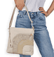 remonte Damen Handtasche Q0705-62 in Beige-Metallic aus Kunstleder mit Reißverschluss. Handtasche getragen Knie.