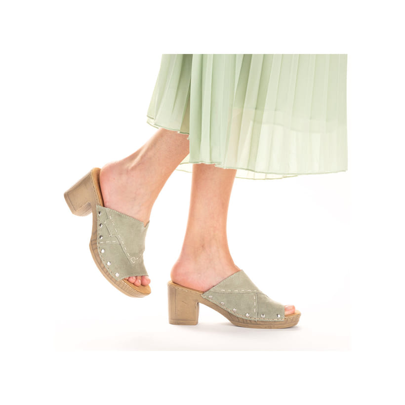 Mintgrüne Rieker Damen Pantoletten 67087-52 mit einer leichten Sohle mit Blockabsatz. Schuh am Fuß