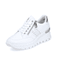 Reinweiße Rieker Damen Sneaker Low N8321-80 mit Reißverschluss sowie Ziernähten. Schuh seitlich schräg.