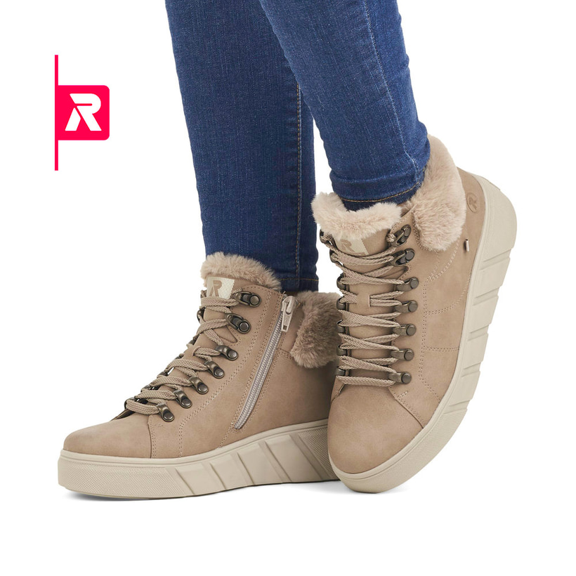 Beige Rieker EVOLUTION Damen Stiefel W0560-20 mit Schnürung und Reißverschluss. Schuh am Fuß.