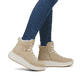 Beige Rieker Damen Sneaker High W1771-62 mit einer super leichten Plateausohle. Schuh am Fuß.