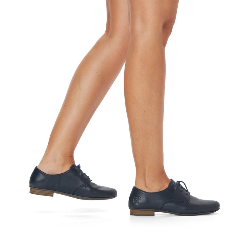 Marineblaue Rieker Damen Schnürschuhe 51900-14 mit einer schockabsorbierenden Sohle. Schuh am Fuß.
