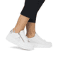 Weiße Rieker Damen Sneaker Low W0505-80 mit ultra leichter und dämpfender Sohle. Schuh am Fuß.