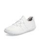 Weiße Rieker Damen Slipper 52854-80 mit ultra leichter Sohle sowie Gummizug. Schuh seitlich schräg.
