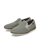 Grüne Rieker Herren Slipper B5265-52 mit Elastikeinsatz sowie grauen Ziernähten. Schuhpaar seitlich schräg.