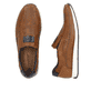 Nussbraune Rieker Herren Slipper 11950-25 mit Elastikeinsatz sowie Löcheroptik. Schuh von oben, liegend.