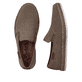Braune Rieker Herren Slipper B5265-64 mit Elastikeinsatz sowie Ziernähten. Schuh von oben, liegend.