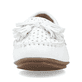 Weiße Rieker Damen Loafer 40254-80 in Löcheroptik sowie schmaler Passform E 1/2. Schuh von vorne.