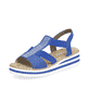 Blaue Rieker Keilsandaletten V0209-14 mit Elastikeinsatz sowie Schmuckelementen. Schuh seitlich schräg.