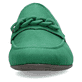 Grasgrüne Rieker Damen Loafer 51999-52 mit Elastikeinsatz sowie modischer Kette. Schuh von vorne.