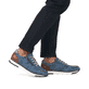 Blaue Rieker Herren Sneaker Low B2010-14 mit Reißverschluss sowie Ziernähten. Schuh am Fuß.