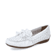 Weiße Rieker Damen Loafer 40254-80 in Löcheroptik sowie schmaler Passform E 1/2. Schuh seitlich schräg.