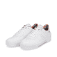 Weiße Rieker Damen Sneaker Low W0702-80 mit einer abriebfesten Plateausohle. Schuhpaar seitlich schräg.