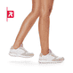 Mehrfarbige Rieker EVOLUTION Damen Sneaker W0600-90 mit einer leichten Profilsohle. Schuh am Fuß.