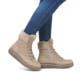 Braunbeige remonte Damen Schnürstiefel D0U78-20 mit Flip-Grip Sohle. Schuh am Fuß.