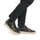 Schwarze Rieker Herren Sneaker Low U0403-01 mit einer abriebfesten Sohle. Schuh am Fuß.