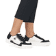 Weiße Rieker Damen Sneaker Low N4903-80 mit einem Reißverschluss. Schuh am Fuß.