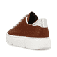 Braune Rieker Damen Sneaker Low N5906-24 mit Schnürung sowie einem Textprint. Schuh von hinten.