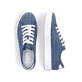 Schieferblaue vegane Rieker Damen Sneaker Low M3926-14 mit einer Schnürung. Schuh von oben, liegend.