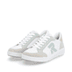 Weiße Rieker Damen Sneaker Low 41909-80 mit flexibler und super leichter Sohle. Schuhpaar seitlich schräg.