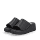 Schwarze Rieker Damen Pantoletten W1551-00 mit flexibler Sohle. Schuhpaar seitlich schräg.