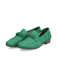 Grasgrüne Rieker Damen Loafer 51999-52 mit Elastikeinsatz sowie modischer Kette. Schuhpaar seitlich schräg.