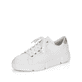 Reinweiße Rieker Damen Sneaker Low N59W1-80 mit einer Schnürung. Schuh seitlich schräg.