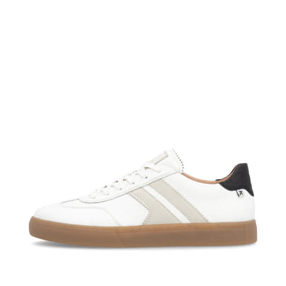 Weiße Rieker Herren Sneaker Low U0707-80 im Retro-Look mit weißen Streifen an der Seite sowie einer Schnürung. Schuh Außenseite.
