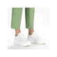 Weiße Rieker Damen Sneaker Low M7811-80 mit leichter und griffiger Plateausohle. Schuh am Fuß.