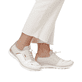 Weiße Rieker Damen Slipper L3294-80 mit einer Gummischnürung. Schuh am Fuß.