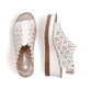 Weiße Rieker Keilsandaletten 60355-80 mit Elastikeinsatz sowie Löcheroptik. Schuh von oben, liegend.