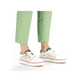 Weiße vegane Rieker Damen Sneaker Low M2945-80 mit einem Reißverschluss. Schuh am Fuß.