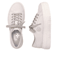 Altweiße Rieker Damen Sneaker Low M1926-80 mit Schnürung sowie geprägtem Logo. Schuh von oben, liegend.