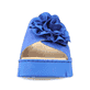 Blaue Rieker Damen Pantoletten V1052-14 mit Klettverschluss sowie Dekoblume. Schuh von vorne.
