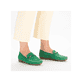 Grüne Rieker Damen Loafer 40253-54 in Löcheroptik sowie schmaler Passform E 1/2. Schuh am Fuß.