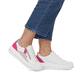 Weiße remonte Damen Sneaker D1C01-80 mit Reißverschluss sowie der Komfortweite G. Schuh am Fuß.